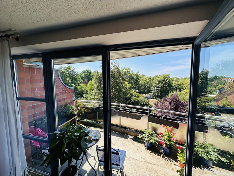 Attraktive Maisonette mit Weitblick, Südwest-Balkon & Stellplatz – Wohnen über den Dächern Garbsens